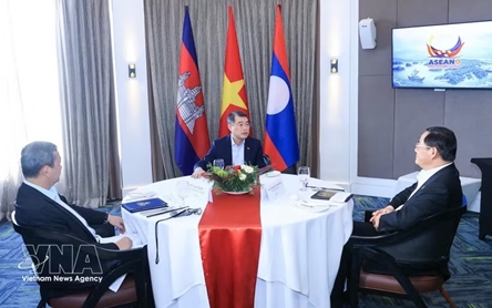 Vietnamese PM holds working breakfast with Cambodian, Lao counterparts
